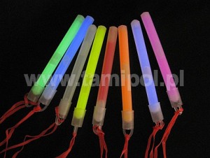 Świetliki - świecące bransoletki i naszyjniki - światło chemiczne - Świetlik z zawieszką, mix kolorów / 1x10cm