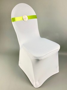 Pokrowce na krzesła i klęczniki - Pokrowiec na krzesło komunijne z zieloną szarfą