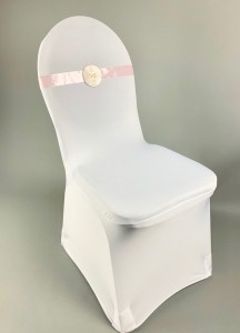 Pokrowce na krzesła i klęczniki - Pokrowiec na krzesło komunijne z różową szarfą
